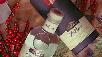 La storica azienda altoatesina propone come idea regalo per il Natale un classico intramontabile del suo repertorio di distillati, l'Acquavite di pere Williams Pircher