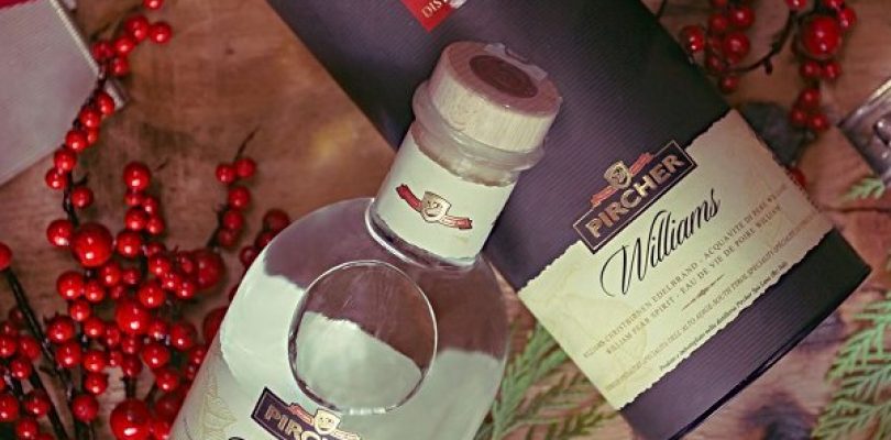 La storica azienda altoatesina propone come idea regalo per il Natale un classico intramontabile del suo repertorio di distillati, l'Acquavite di pere Williams Pircher