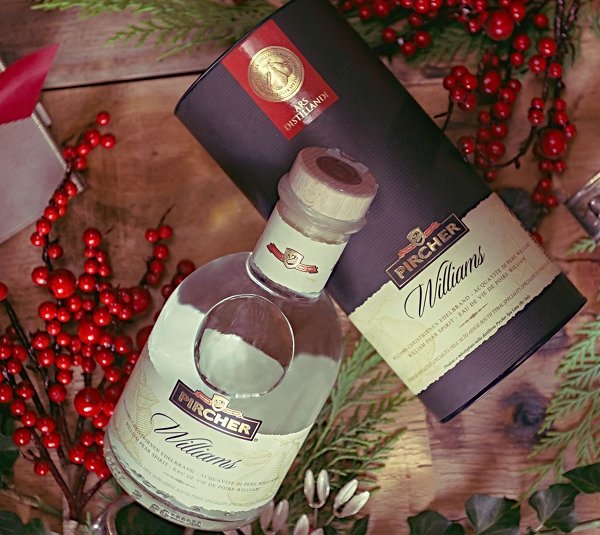 La storica azienda altoatesina propone come idea regalo per il Natale un classico intramontabile del suo repertorio di distillati, l'Acquavite di pere Williams Pircher